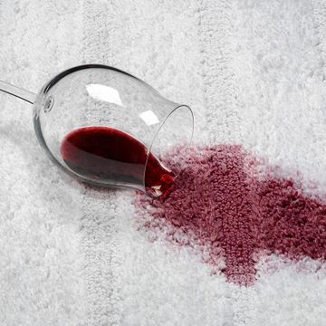 Teppichreinigung bei einem Rotweinfleck